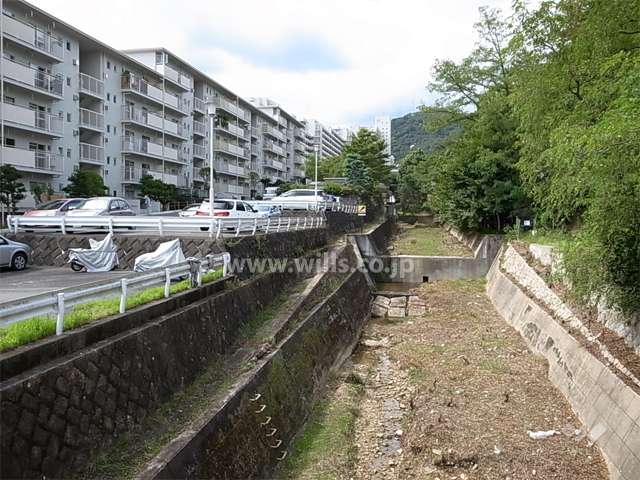 敷地北側には白瀬川が流れています。