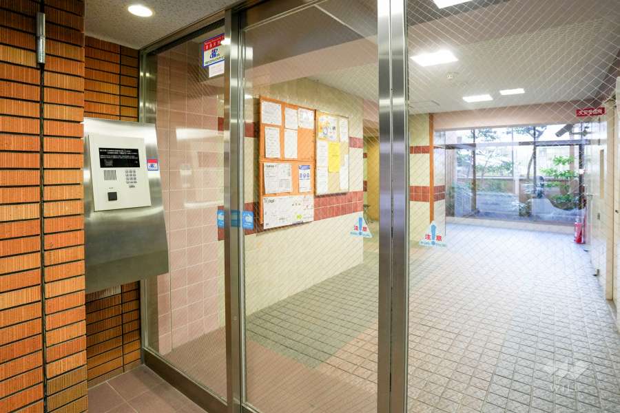 エントランスはオートロック付きです。