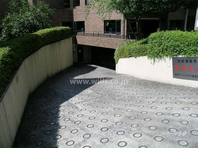 地下駐車場の入り口（シャッター付き）