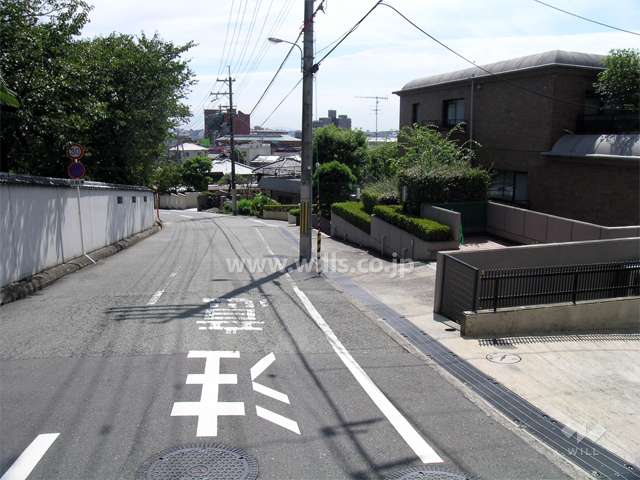 周辺は第一種低層住居専用地域に指定された一戸建てが中心に建ち並ぶ住宅地です。