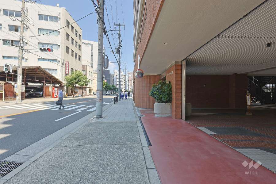 敷地北西側の前面道路（南西側から）