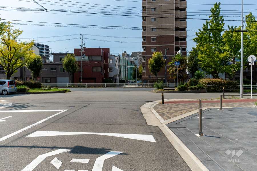 敷地南側の前面道路（東側から）