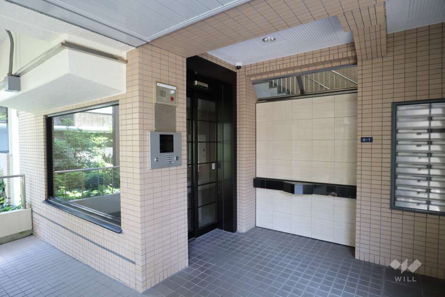 エントランス（1階）はオートロック付きです。