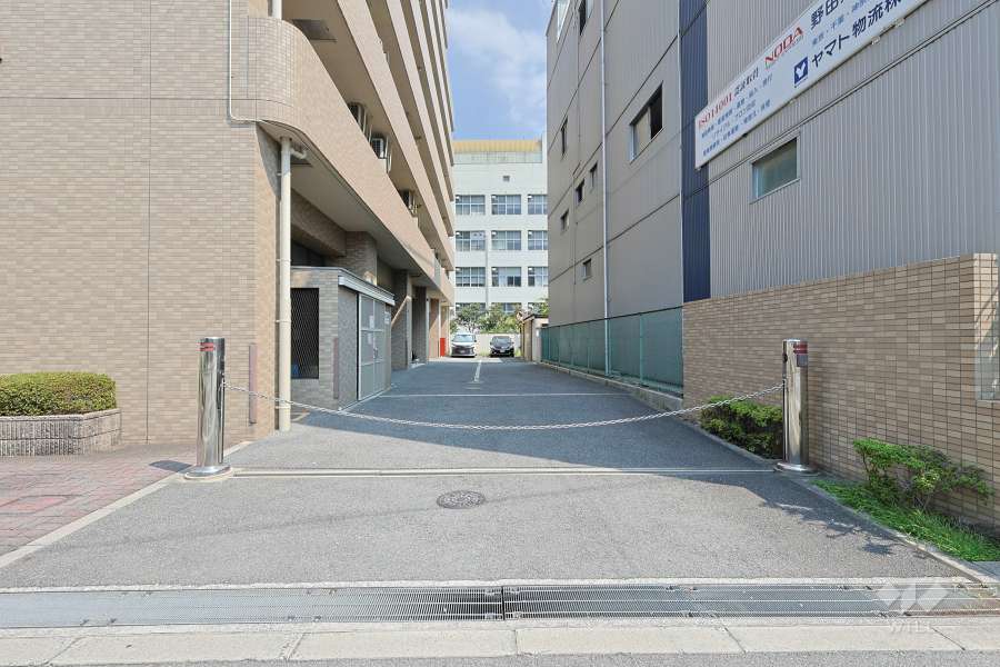 駐車場出入り口（西側・リングシャッター付き）