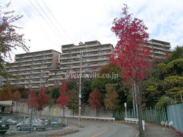 ルミナス箕面の森一番館全体、中央が2号棟