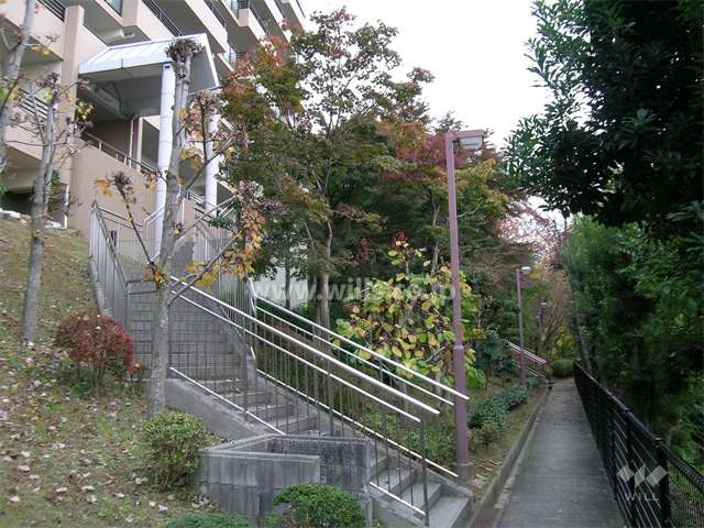 エントランスにつながるアプローチ