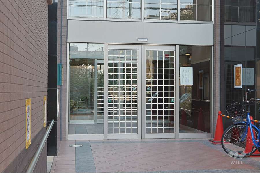 エントランスはオートロック付きです。