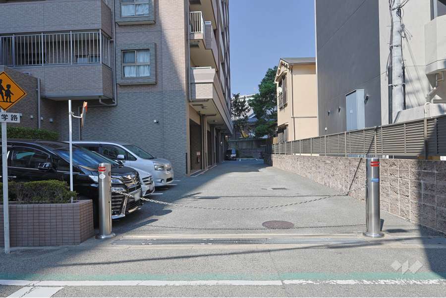 駐車場の出入り口（ロボットゲート付き）