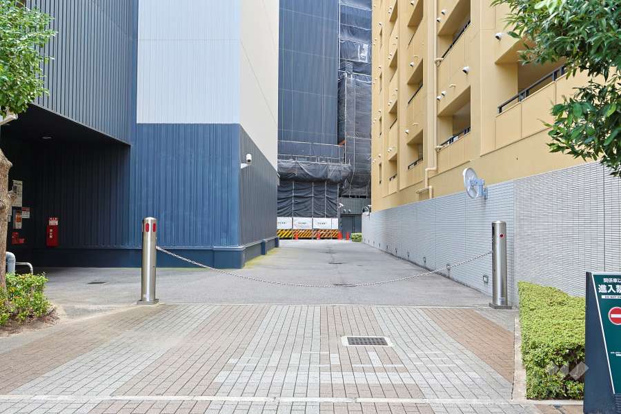 駐車場の出入り口（ロボットゲート付き）