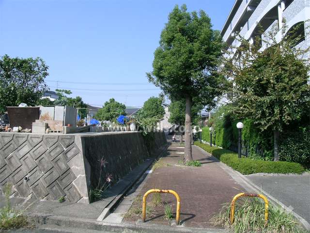 南側の棟の前には歩道が通っています。