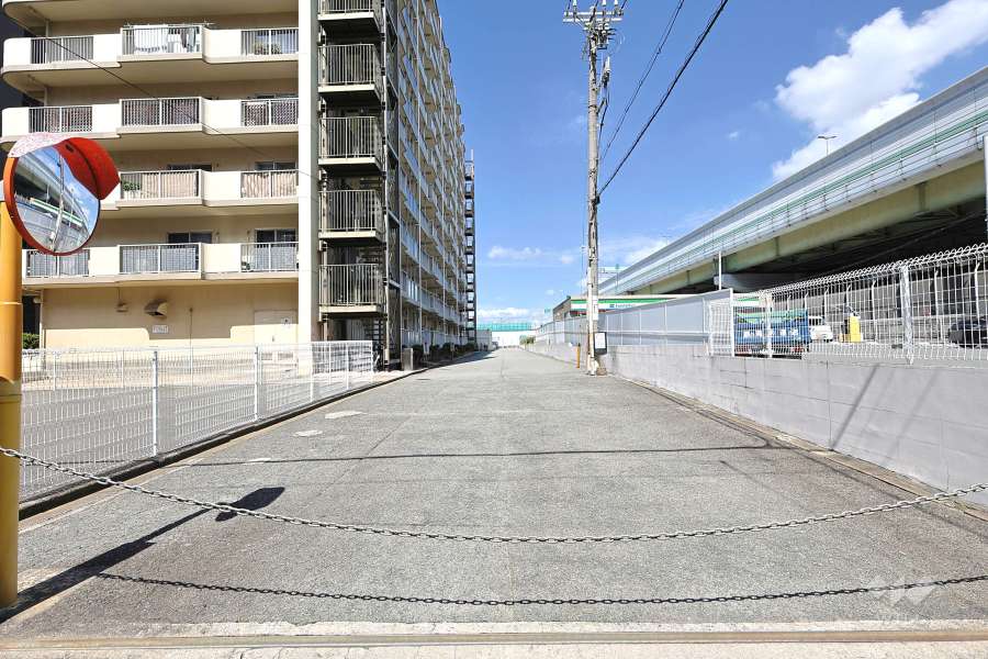 駐車場出入り口（ロボットゲート付き）の