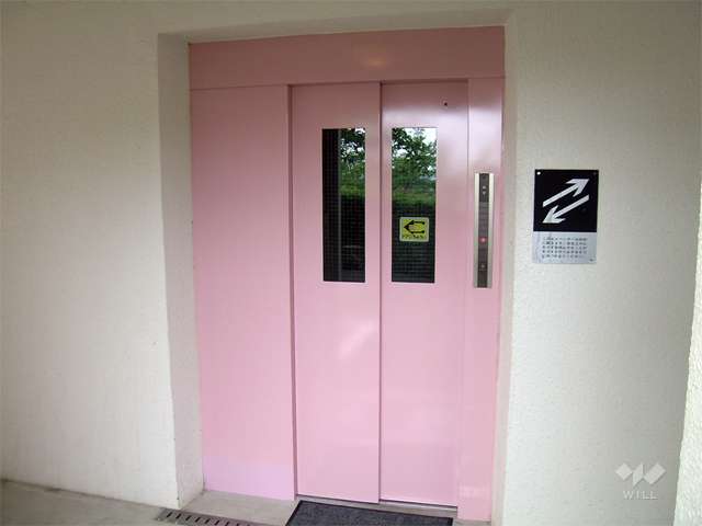 A棟にある斜行エレベーター