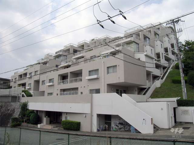 ロイヤルヒルズ箕面A棟の外観