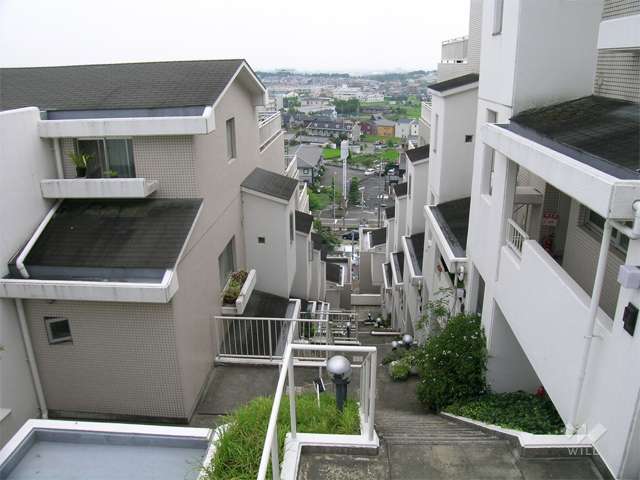 ロイヤルヒルズ箕面A棟の外観