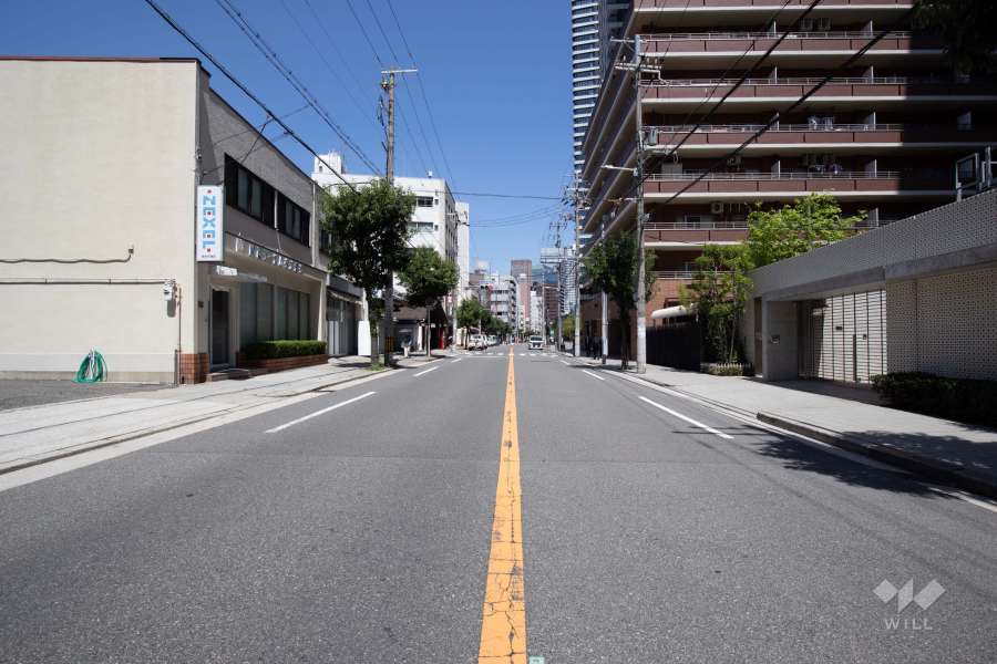 敷地北西側の前面道路(南西側から)