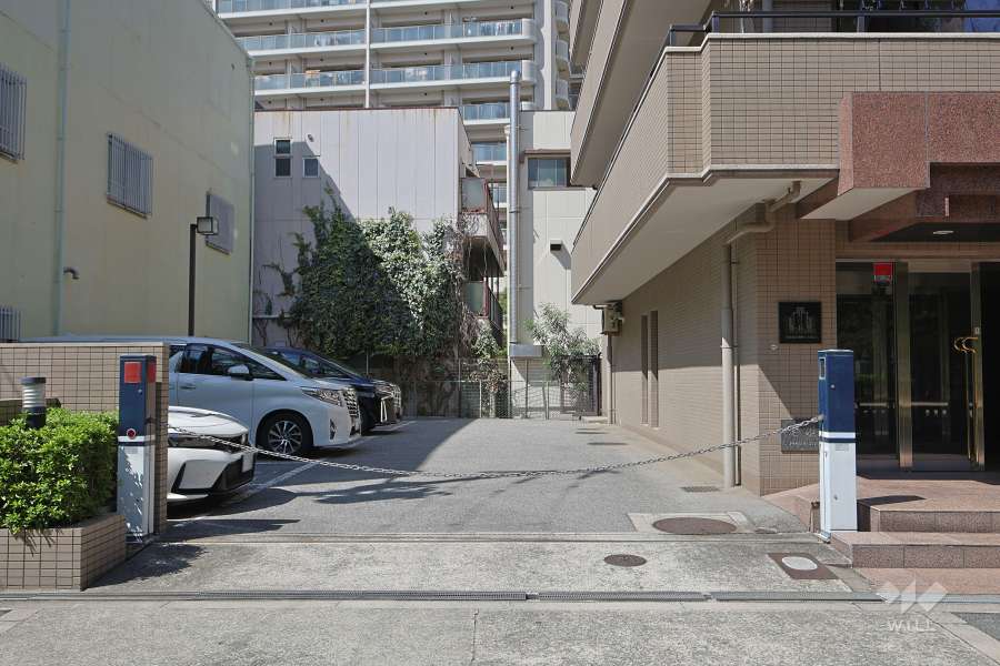 駐車場出入り口（ロボットゲート付き）