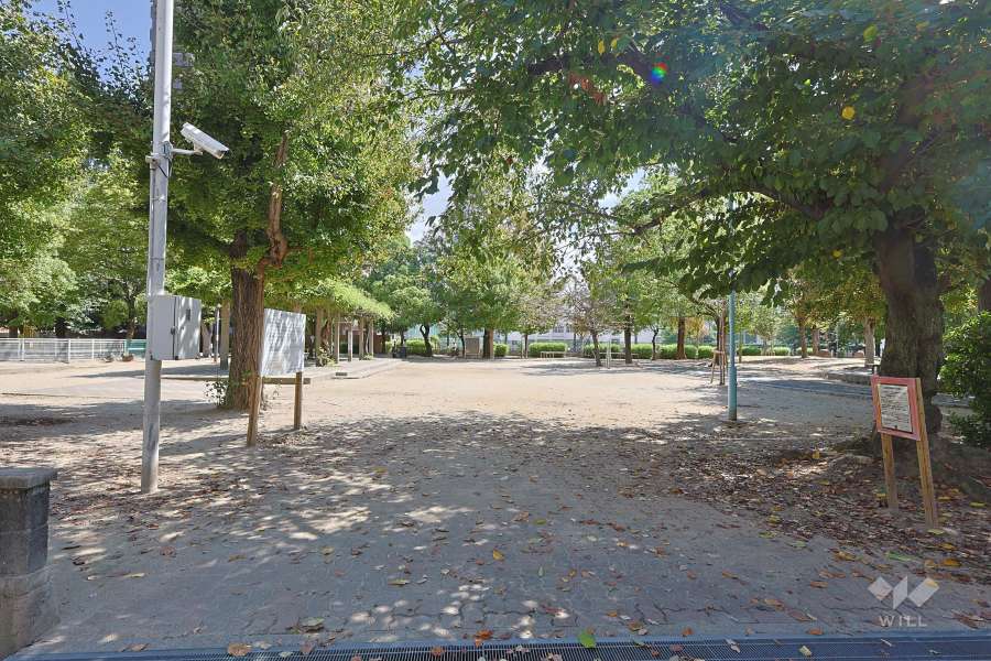 エントランス前に『鷺洲上公園』があります。