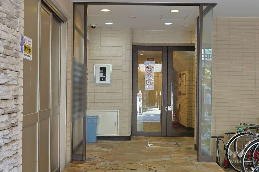 エントランスはオートロック付きです。