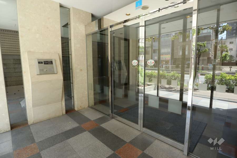 エントランスはオートロック付きです。