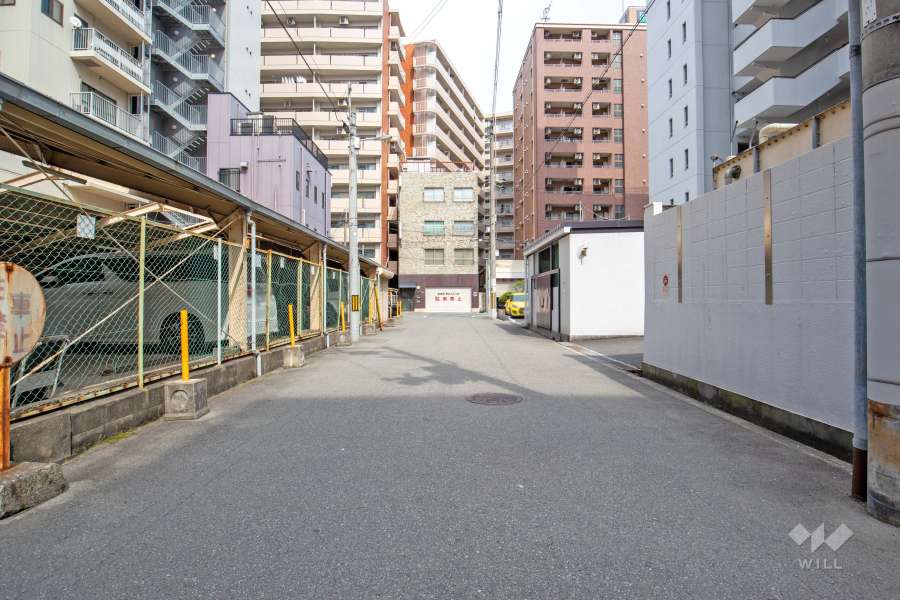 敷地北側の前面道路（東側から）