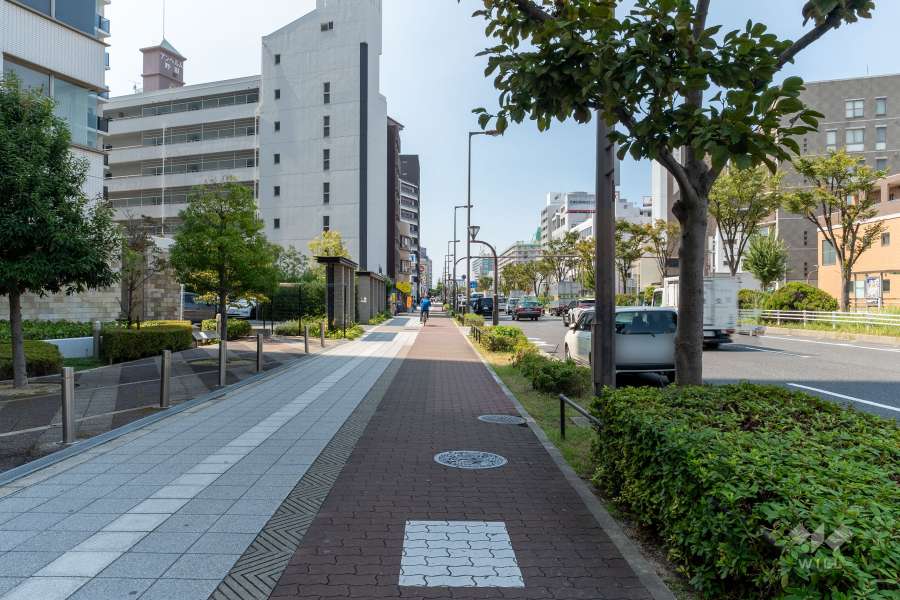 敷地南側の前面道路（東側から）
