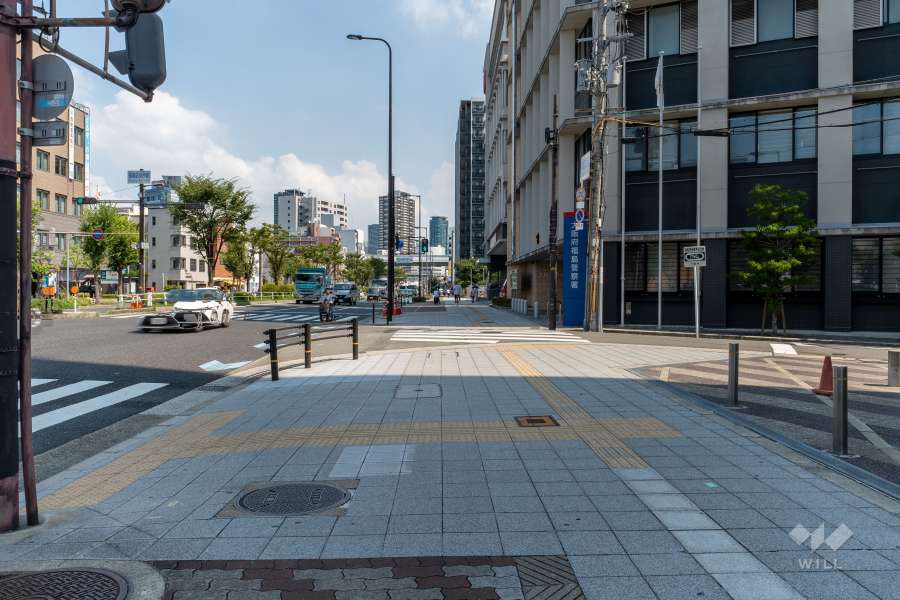敷地南側の前面道路（西側から）
