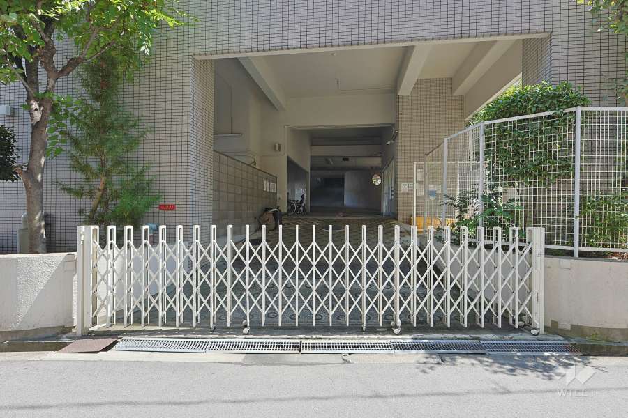 駐車場の出入り口（ゲート付き）