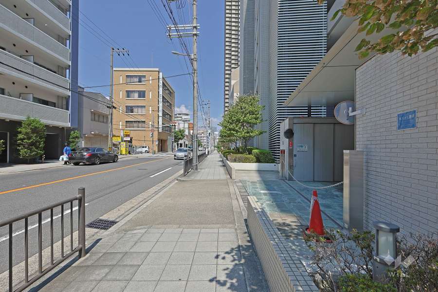 敷地の北西側前面道路は上福島南通です（南西側から）。