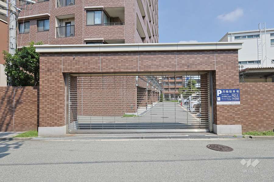 駐車場の出入り口（ロボットゲート付き）