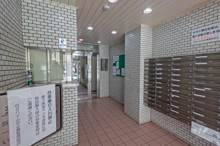 エントランスはオートロック付きです。