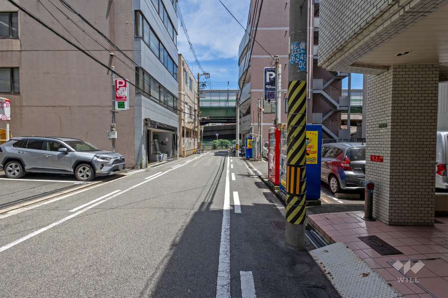 敷地の北側前面道路は新門筋です（西側から）。