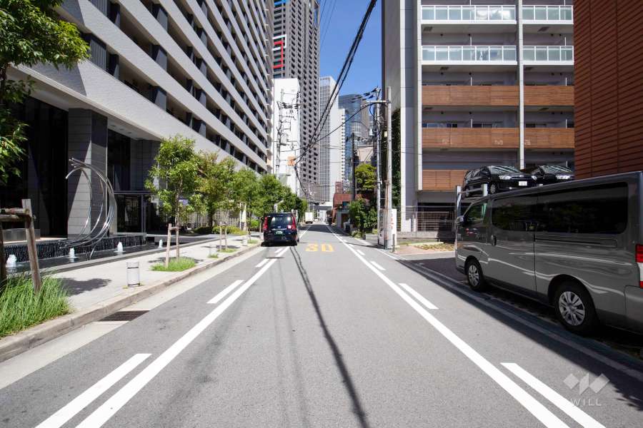敷地南東側の前面道路（南西側から）