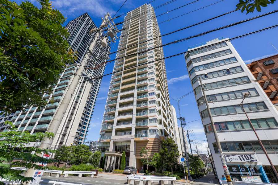 アデニウムタワー梅田イーストスクエアの外観（南東側から）
