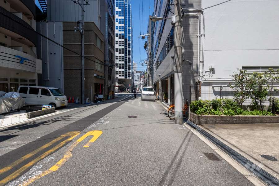 敷地の南側前面道路（東側から）