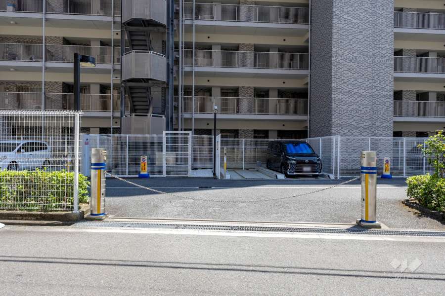 駐車場の出入り口（ロボットゲート付き）