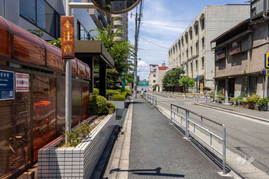 敷地東側の前面道路