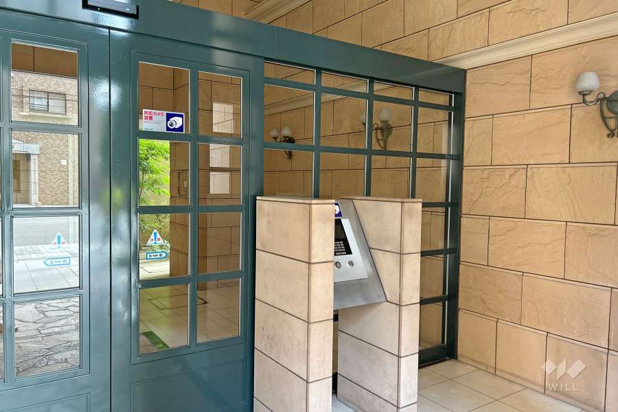 エントランスはオートロック付きです。