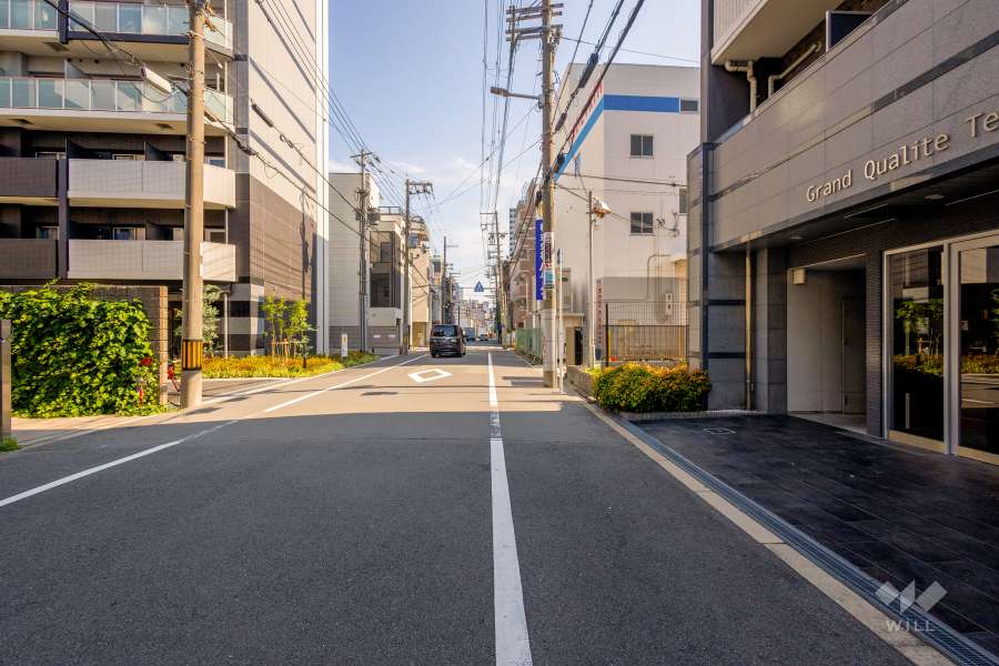 敷地東側の前面道路（北側から）