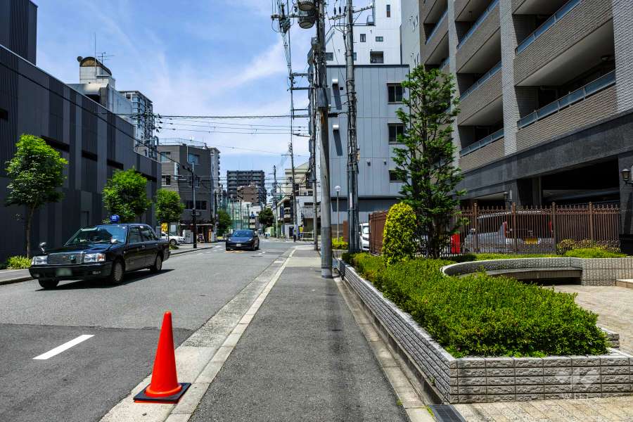 敷地西側の前面道路（南側から）