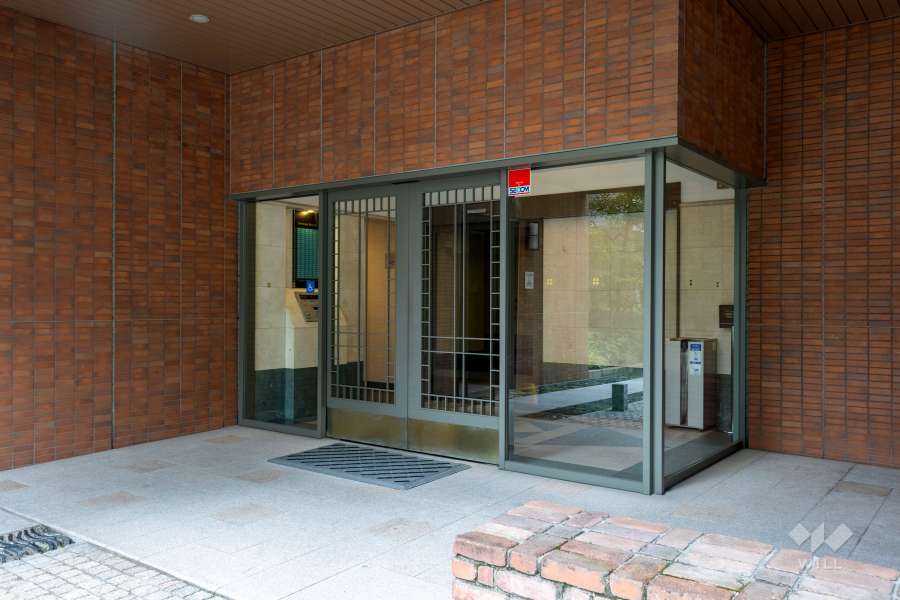 エントランスはオートロック付きです。