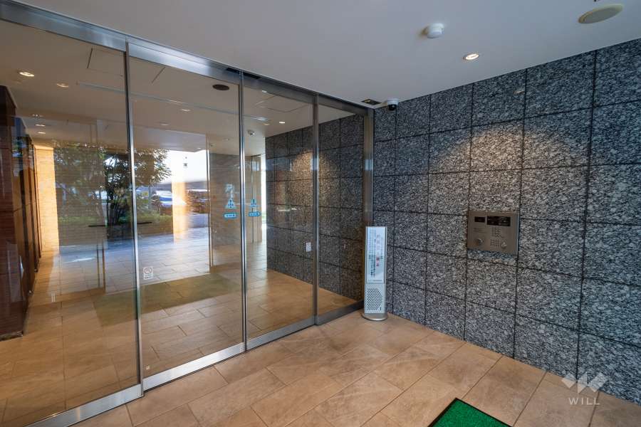 エントランスはオートロック付きです。