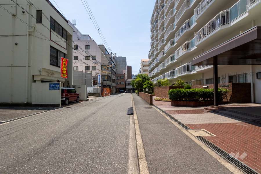 敷地南側の前面道路（東側から）