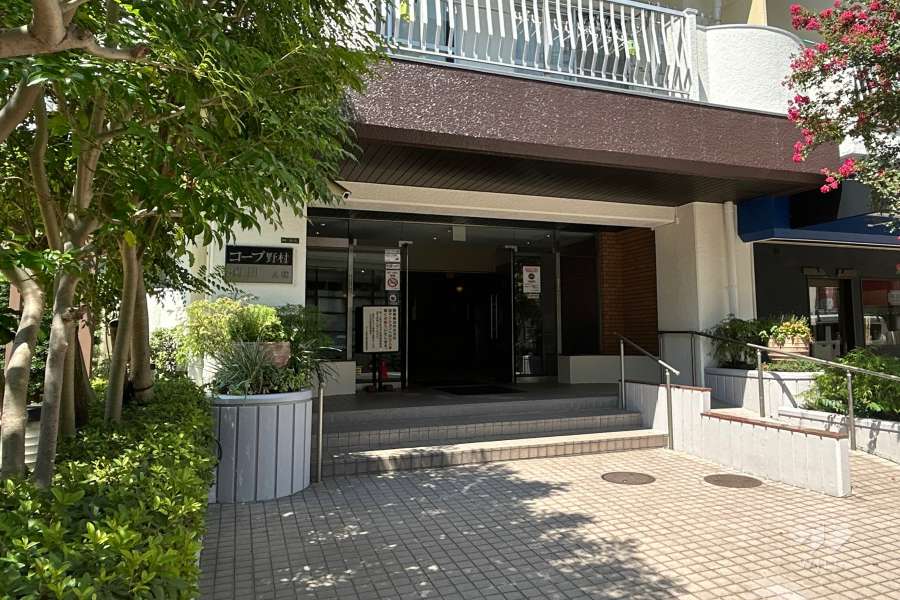 東側エントランス