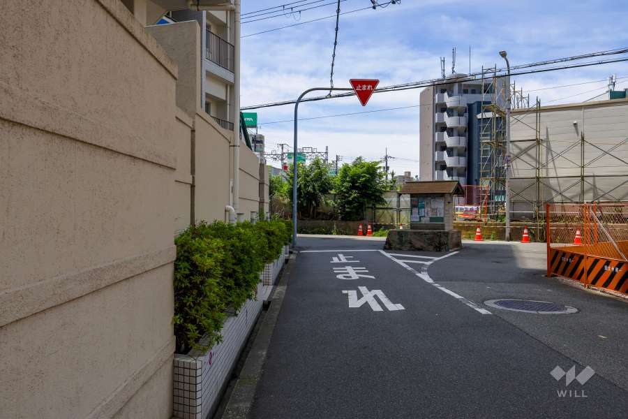 敷地北側の前面道路（東側から）