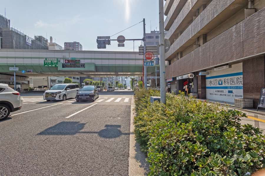 敷地の南側前面道路は曽根崎通りです（東側から）。