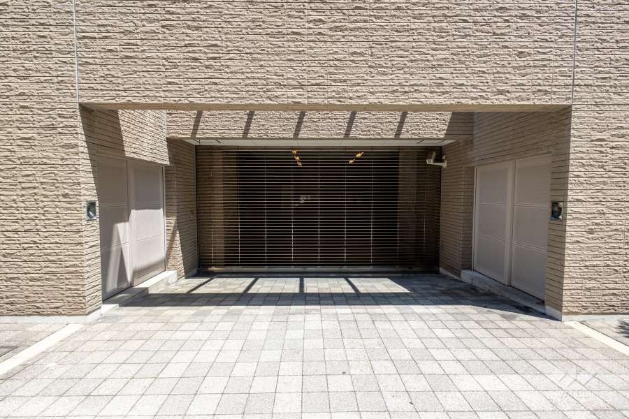 駐車場の出入り口（リングシャッター付き）