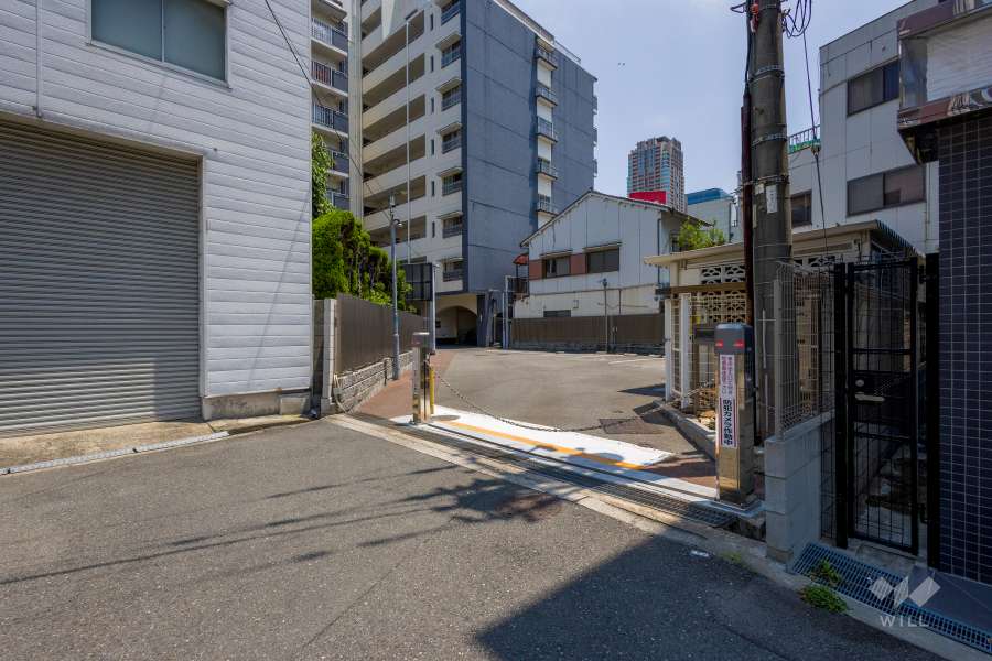 駐車場の出入り口（ロボットゲート付き）