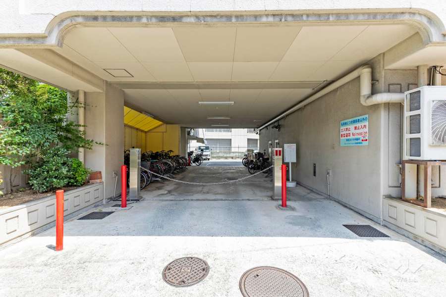 駐車場の出入り口（リングシャッター付き）
、駐輪場とバイク置場