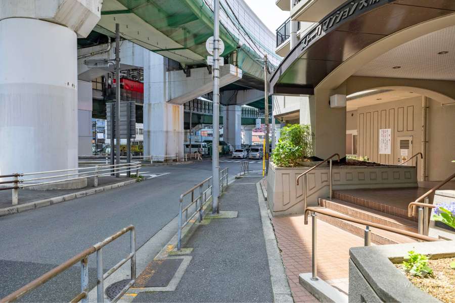 敷地東側の前面道路