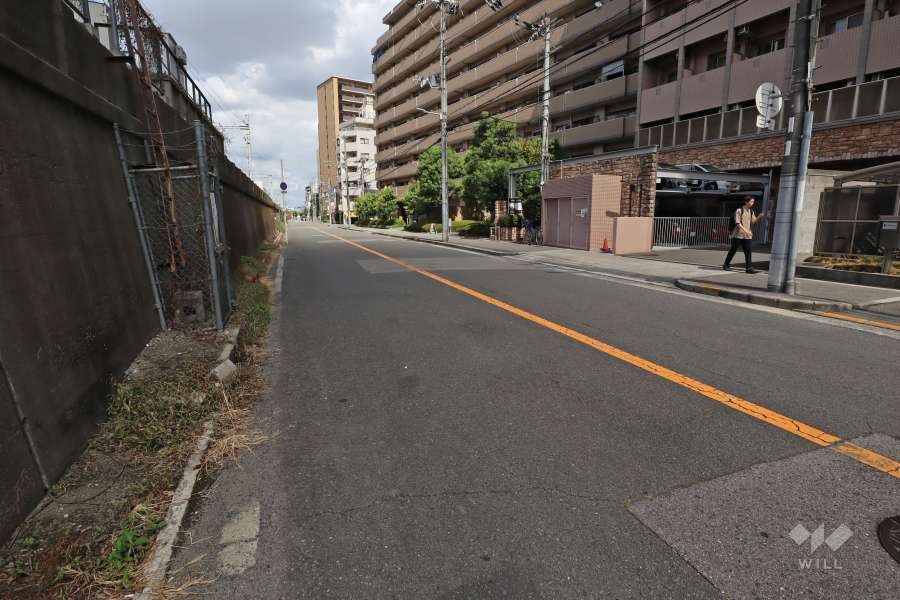 敷地東側の前面道路